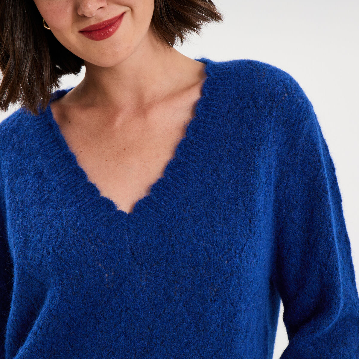 Pull col V ajour&eacute; manches longues bleu roi femme