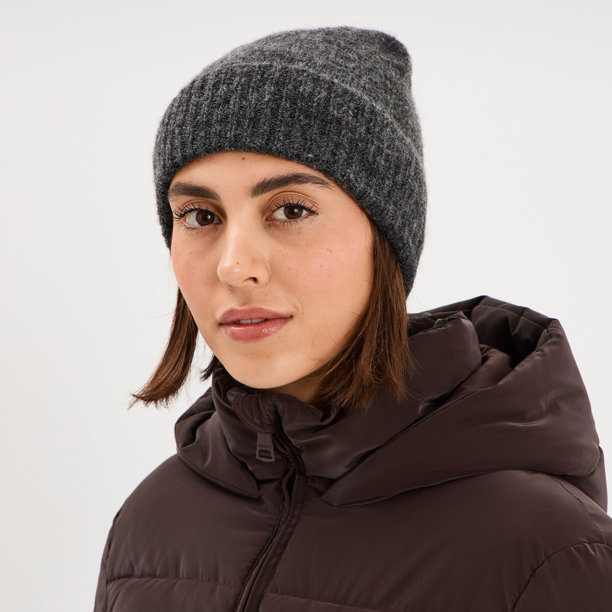 Bonnet maille c&ocirc;tel&eacute;e gris fonc&eacute; femme