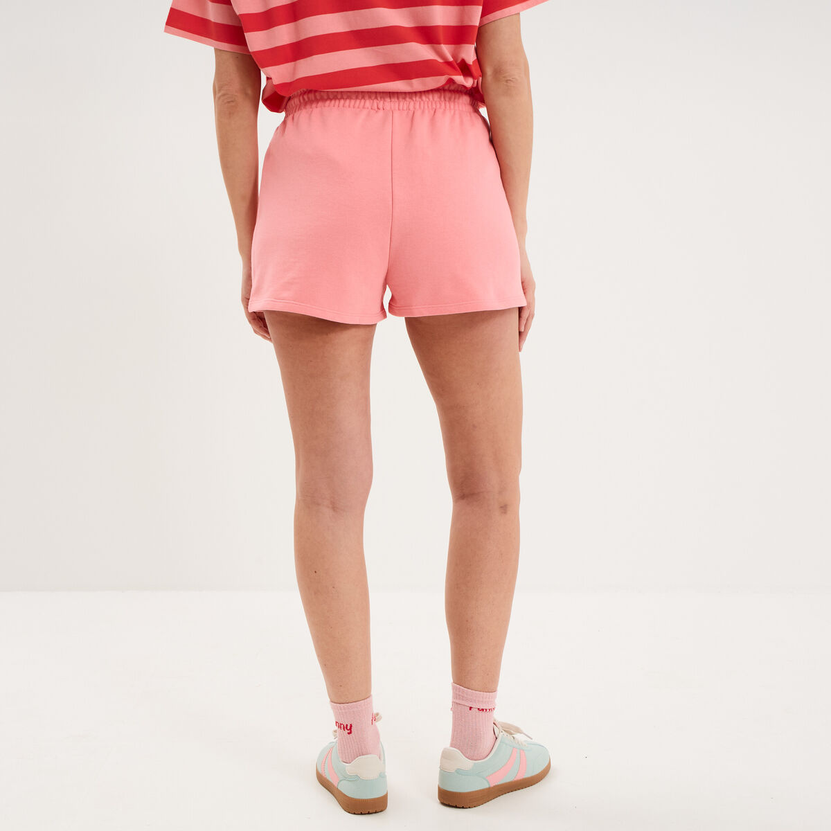 Short de jogging molletonn&eacute; ajust&eacute; rose femme