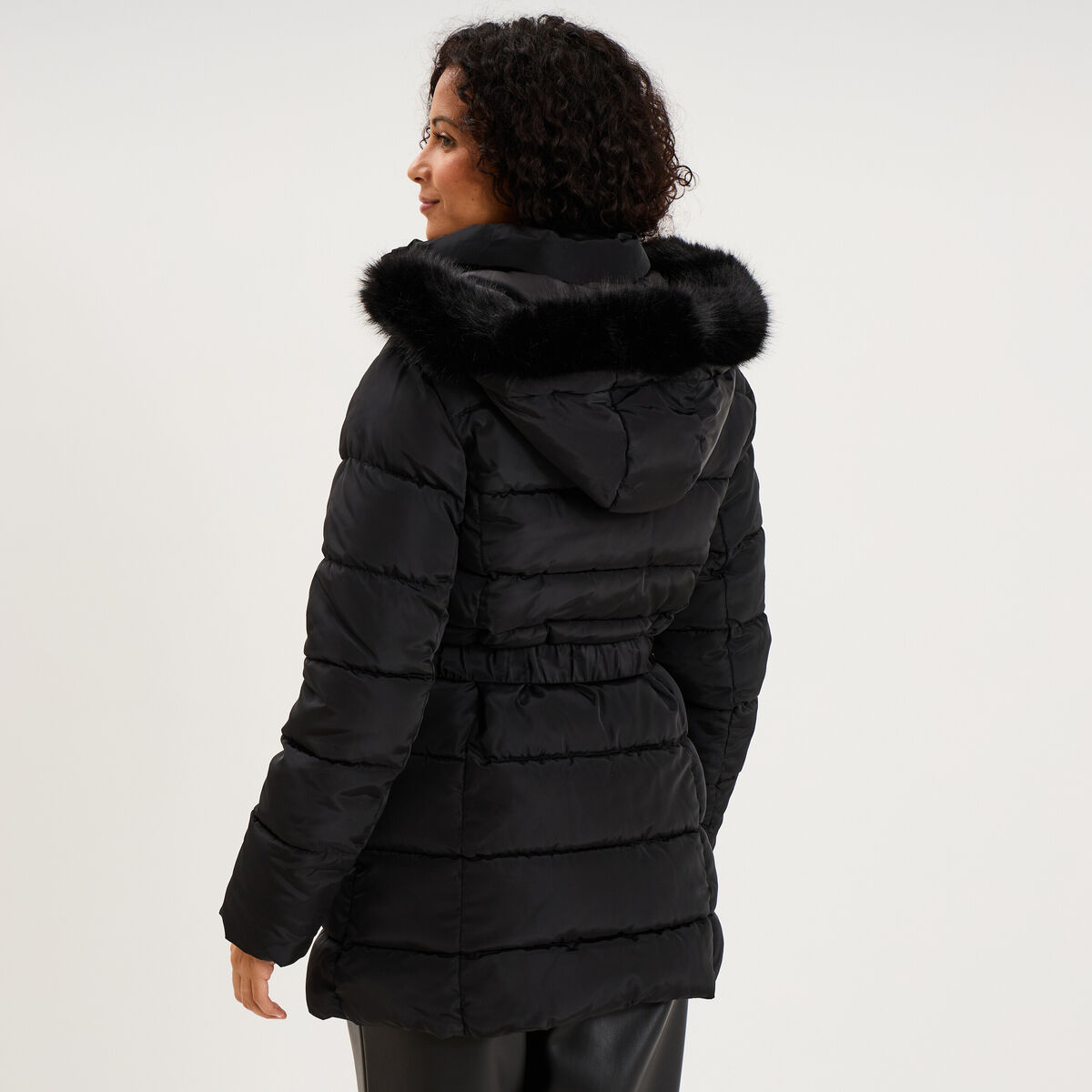 Doudoune mi-longue ceintur&eacute;e &agrave; capuche noir femme