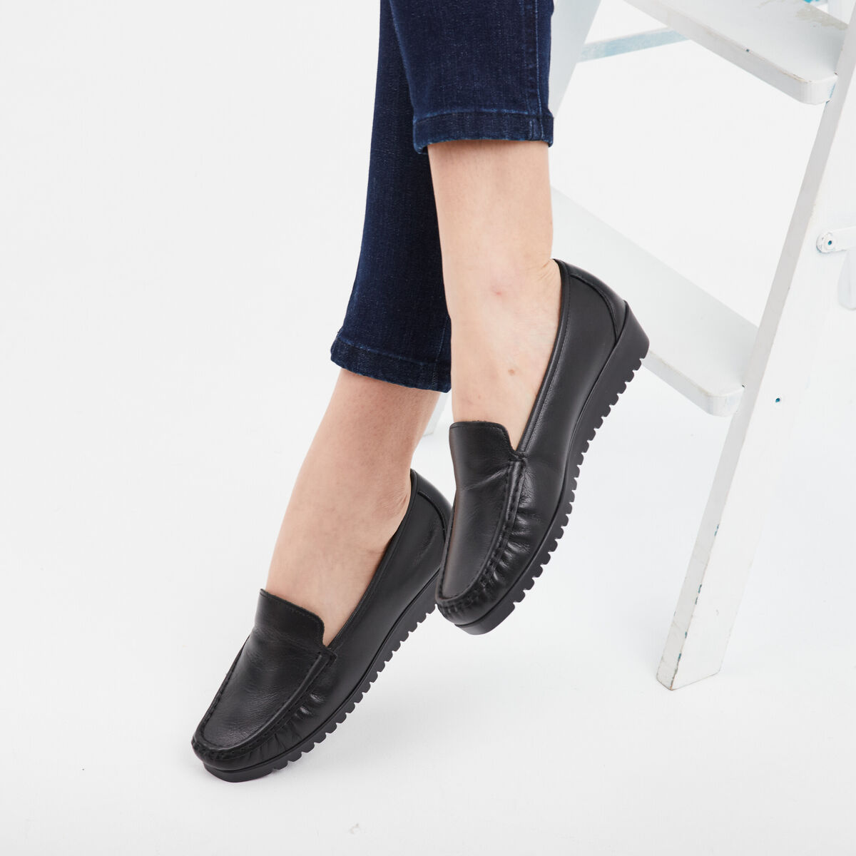 Mocassins en cuir compensés pied large noir femme