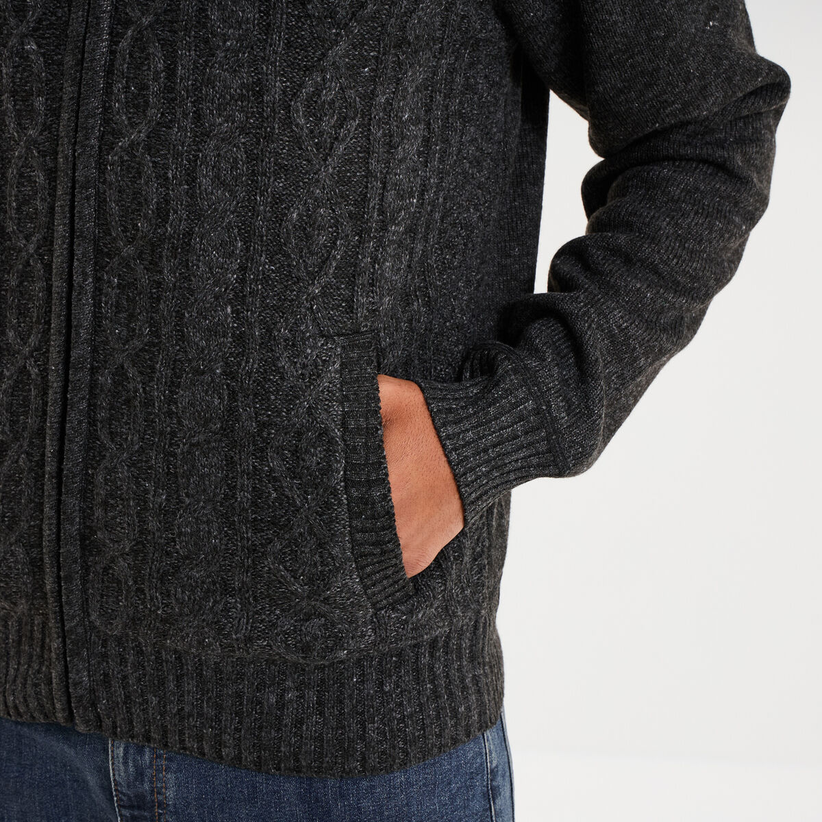 Gilet &agrave; torsades et col montant gris fonc&eacute; homme