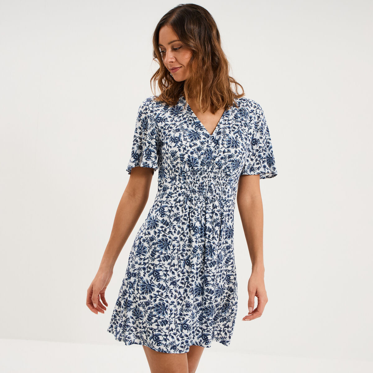 Robe courte col en V taille smock&eacute;e blanc femme
