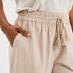 Pantalon avec broderie anglaise beige femme