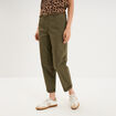 Pantalon chino regular ceinture tress&eacute;e vert kaki femme