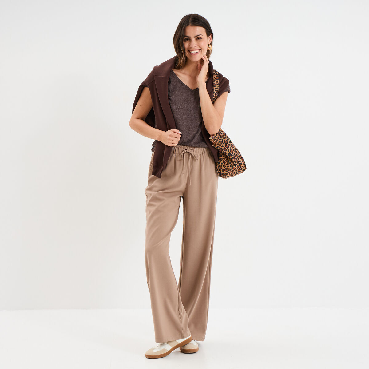 T-shirt col v poche poitrine marron fonc&eacute; femme
