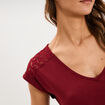 T-shirt col en V ajour&eacute; &eacute;paules et dos bordeaux femme