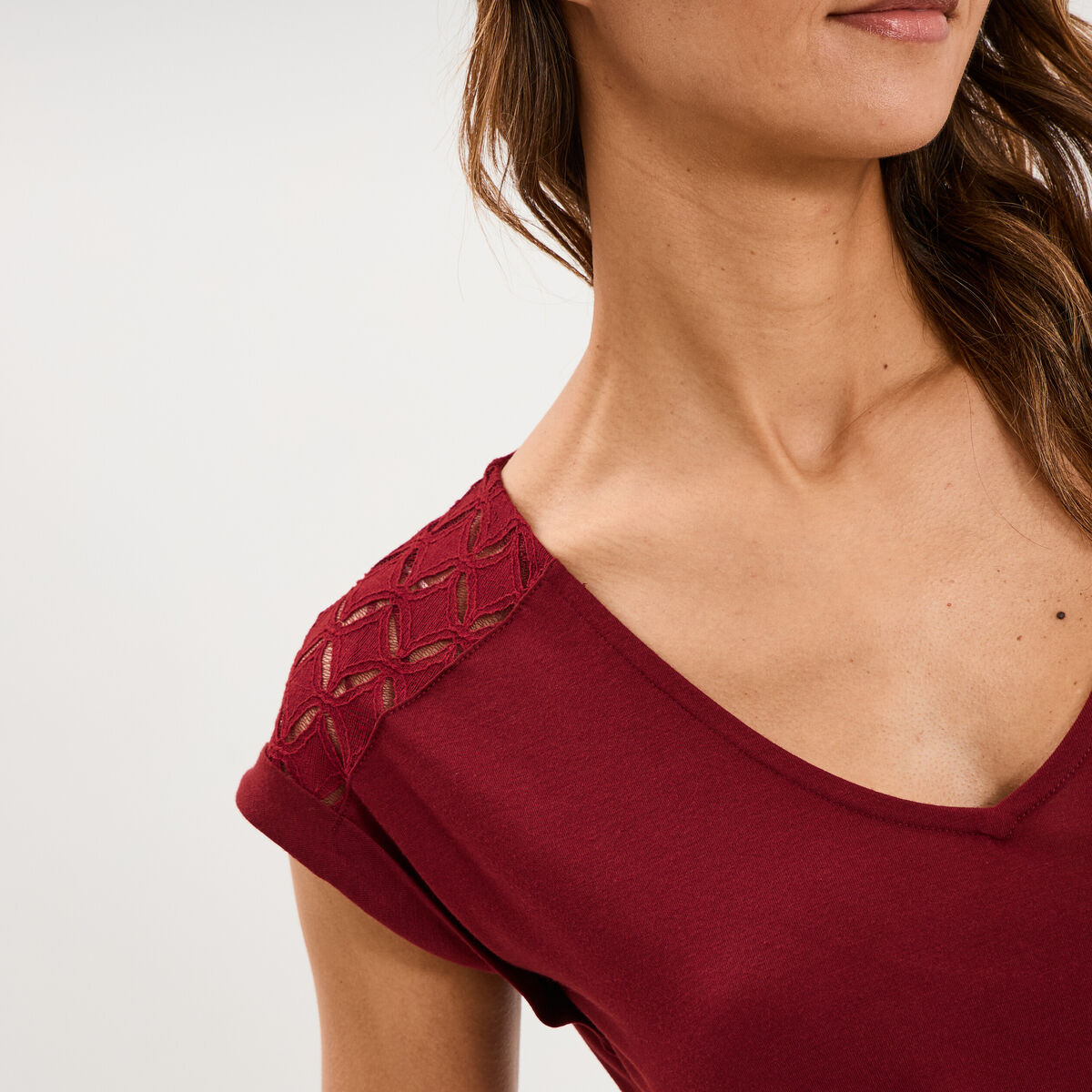 T-shirt col en V ajour&eacute; &eacute;paules et dos bordeaux femme