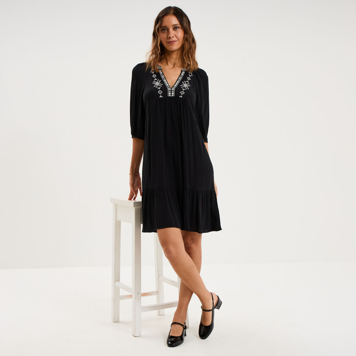 Robe longueur genou avec broderie noir femme