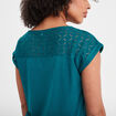 T-shirt col en V dentelle épaules et dos bleu canard femme