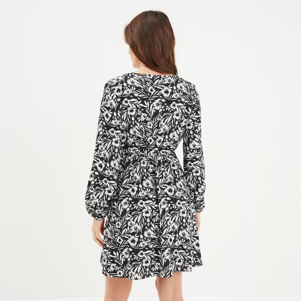 Robe courte fluide col cache-coeur noir femme