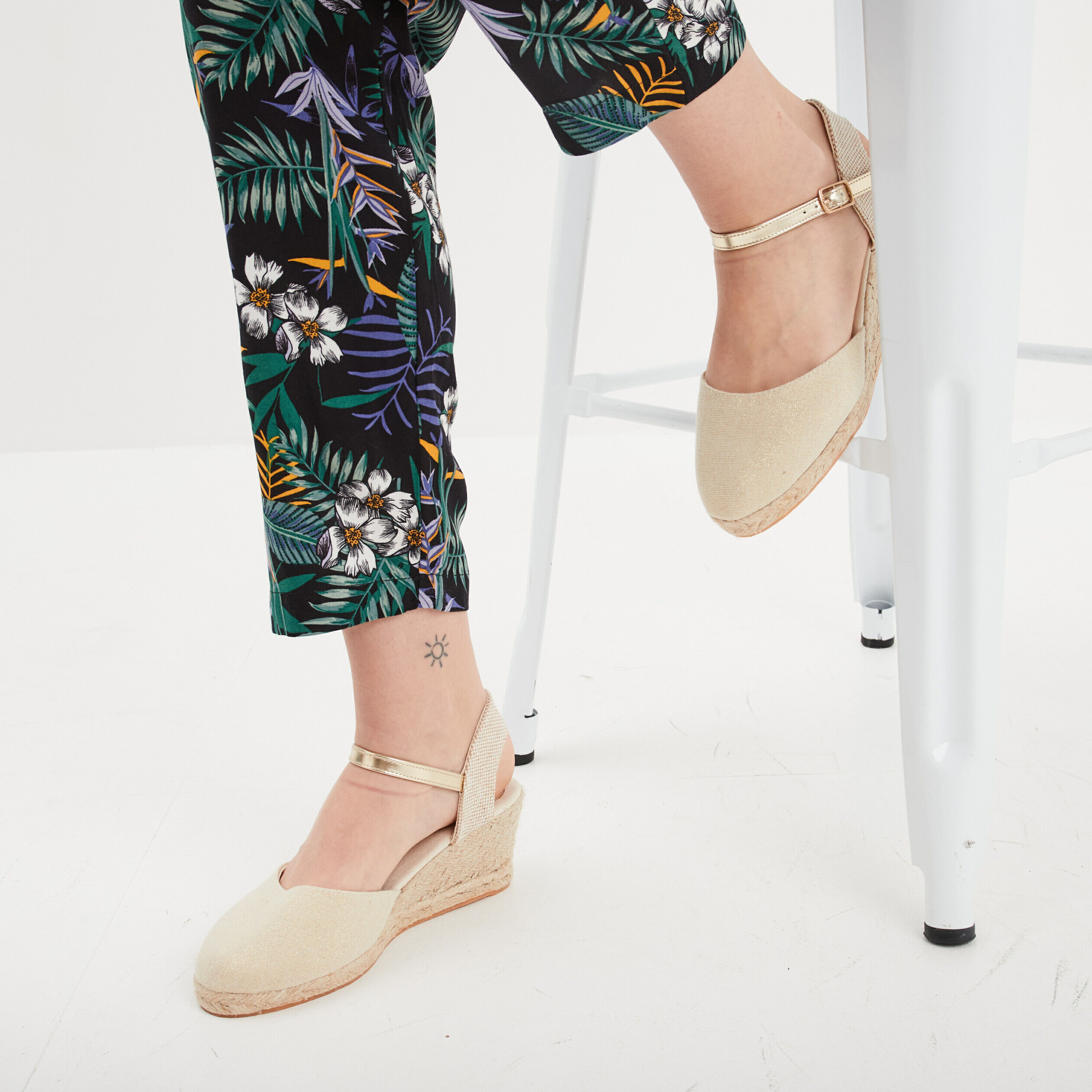 Sandales compensées fils métallisés jaune or femme LH