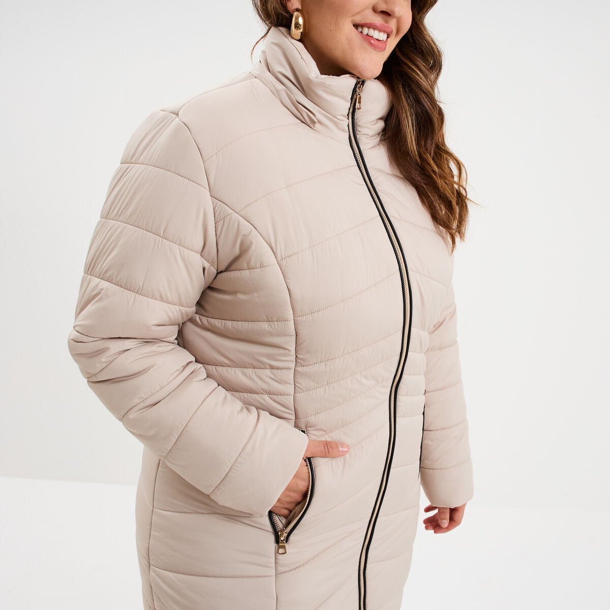 Doudoune longue &agrave; capuche beige femme grande taille