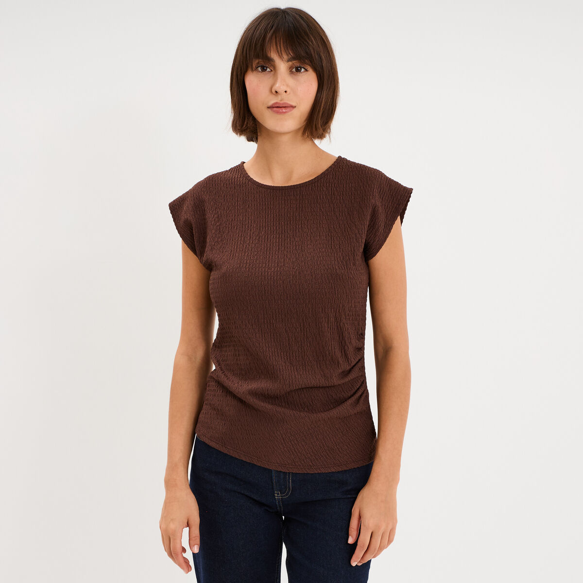 T-shirt fronc&eacute; gaufr&eacute; manches courtes marron fonc&eacute; femme
