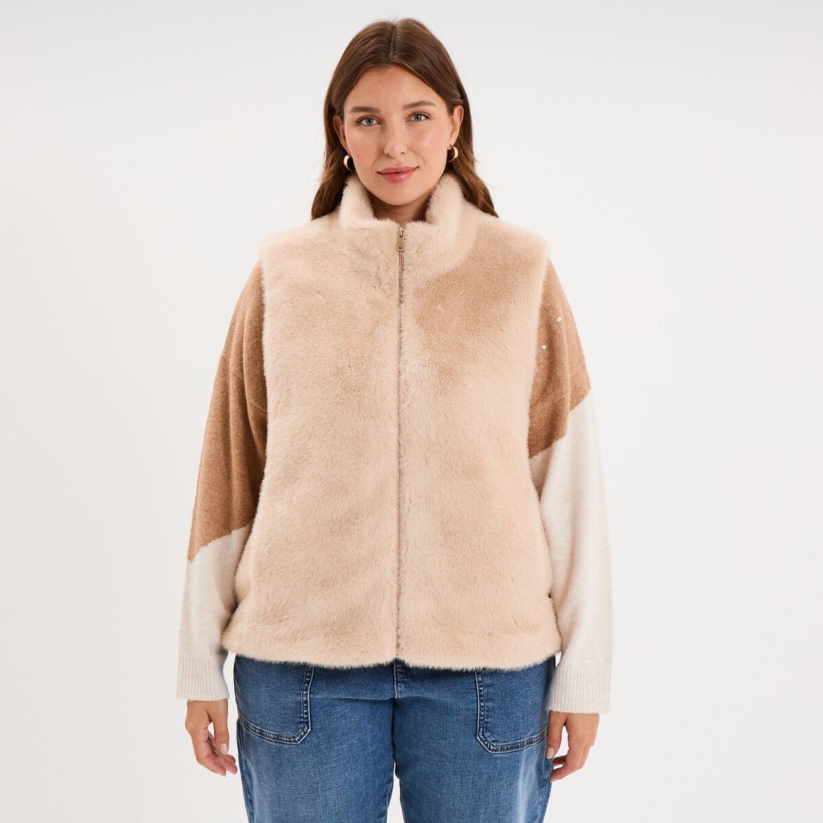 Gilet fausse fourrure col montant zipp&eacute; beige femme grande taille