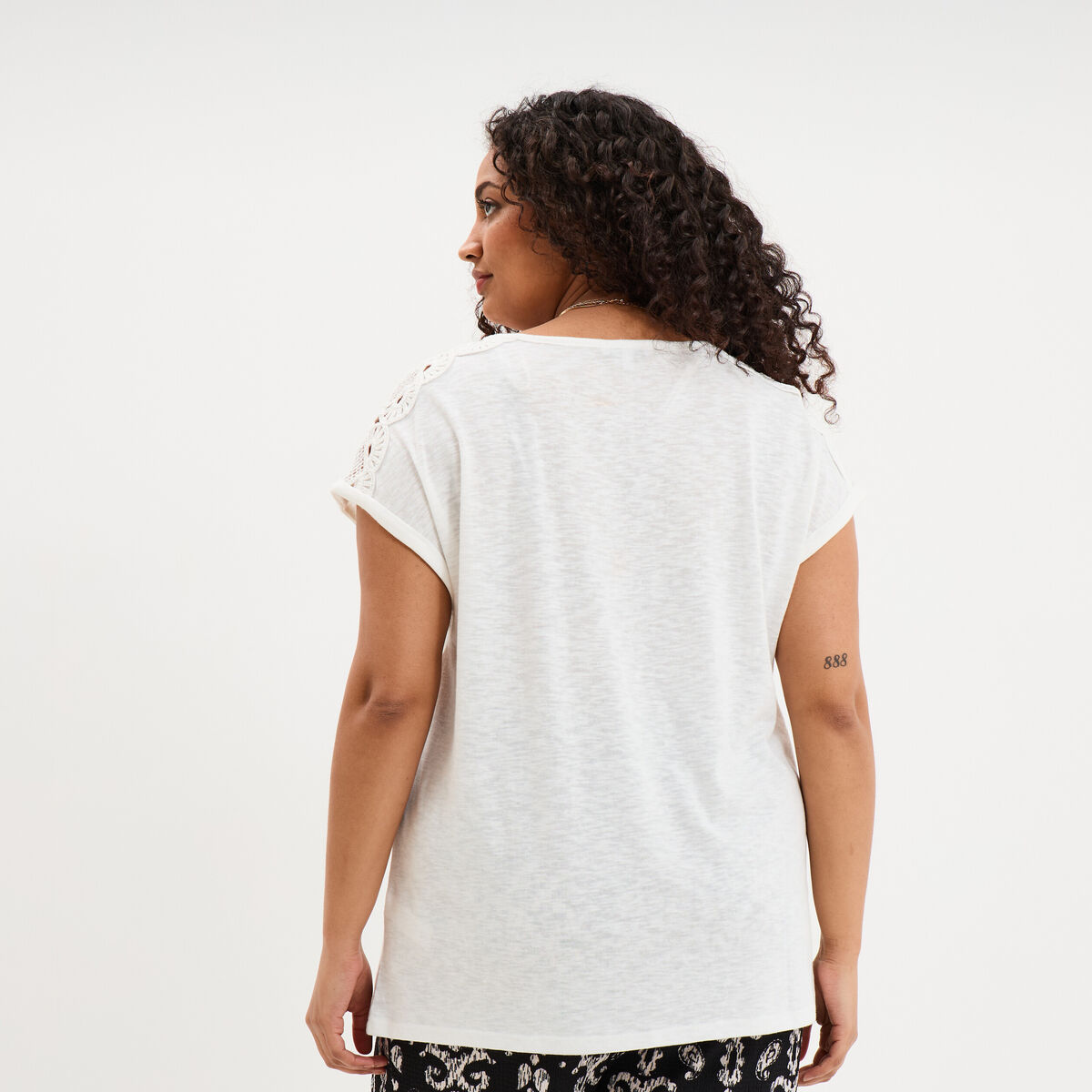 T-shirt &eacute;paules effet macram&eacute; blanc femme grande taille