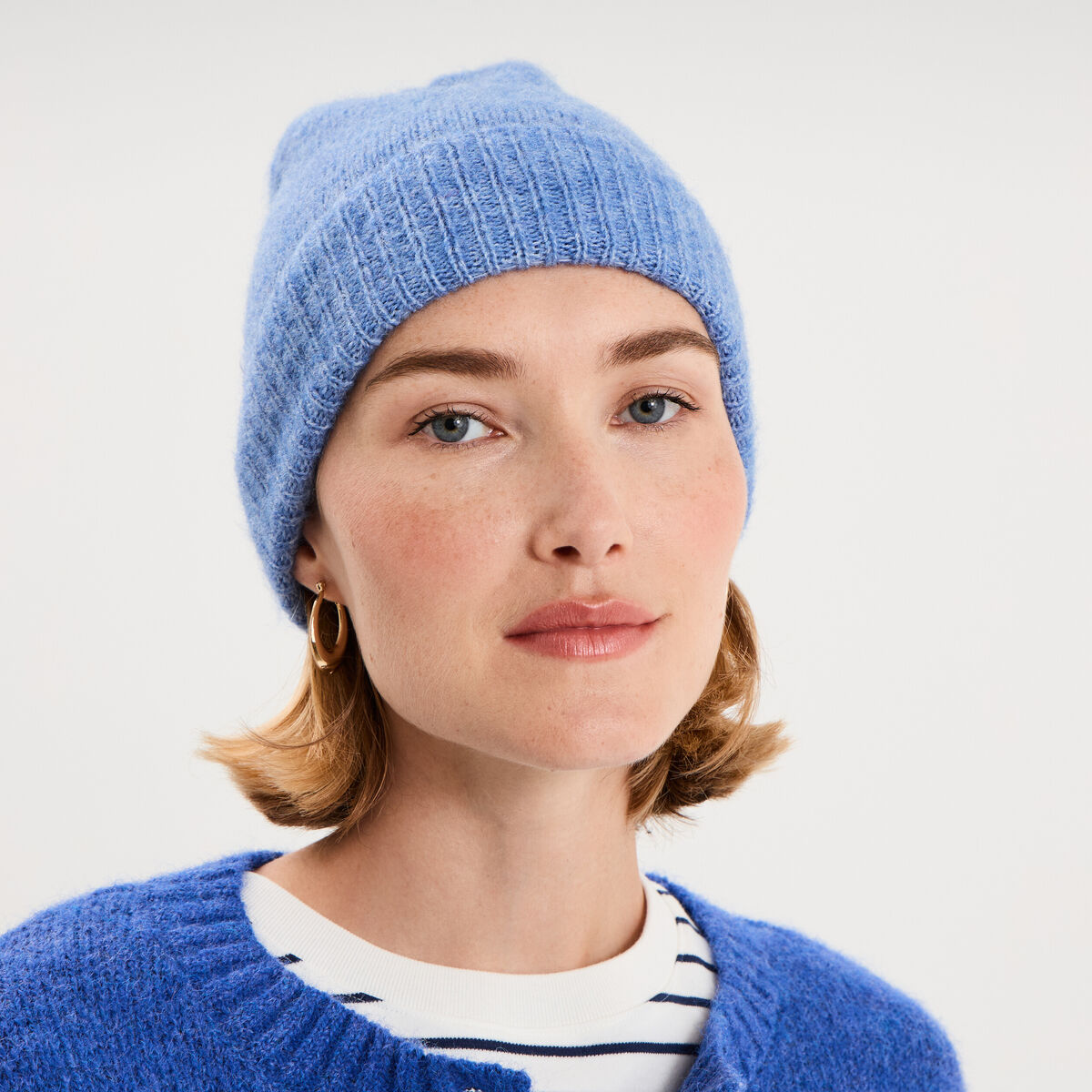 Bonnet maille c&ocirc;tel&eacute;e bleu ciel femme