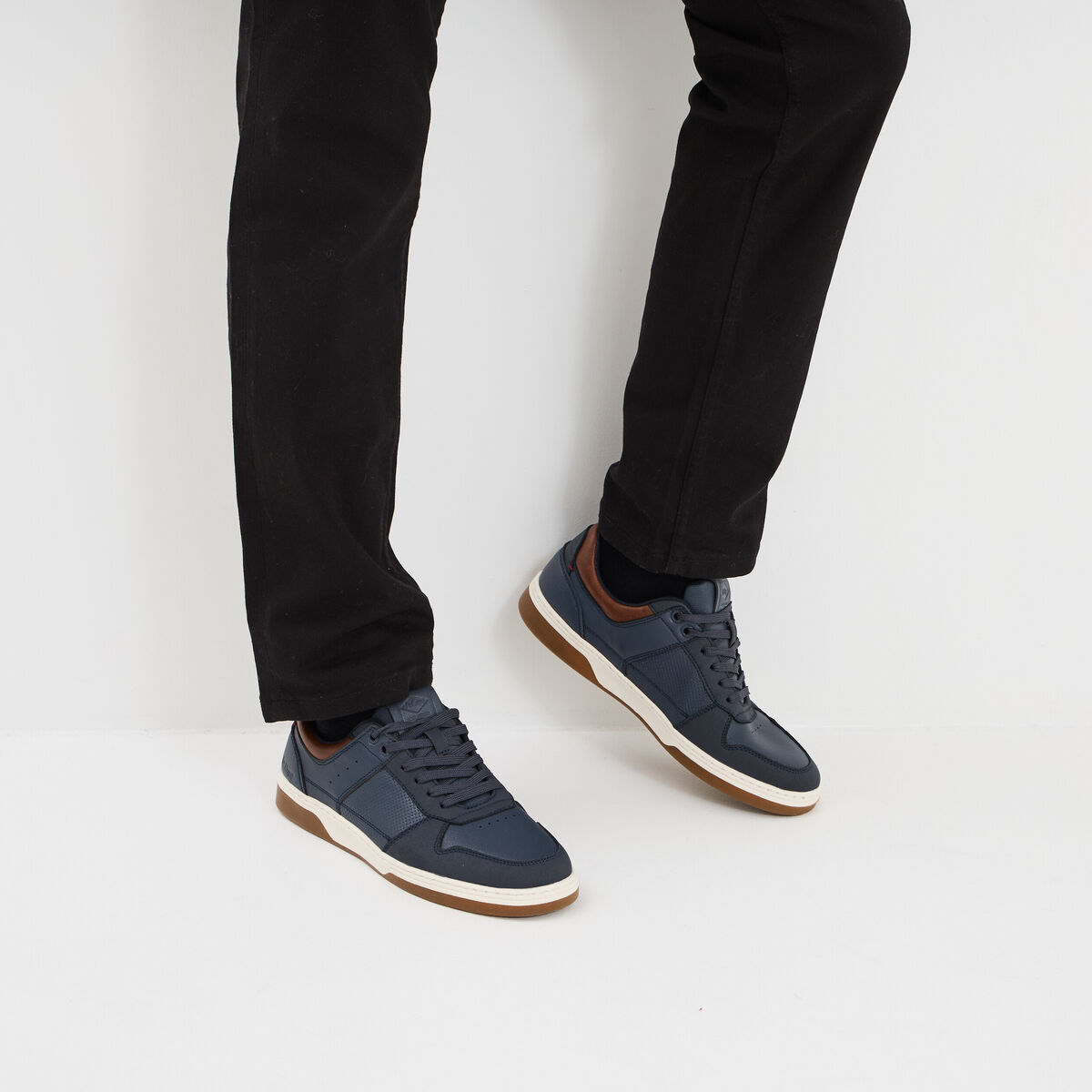 Tennis basses &agrave; lacets bleu marine homme
