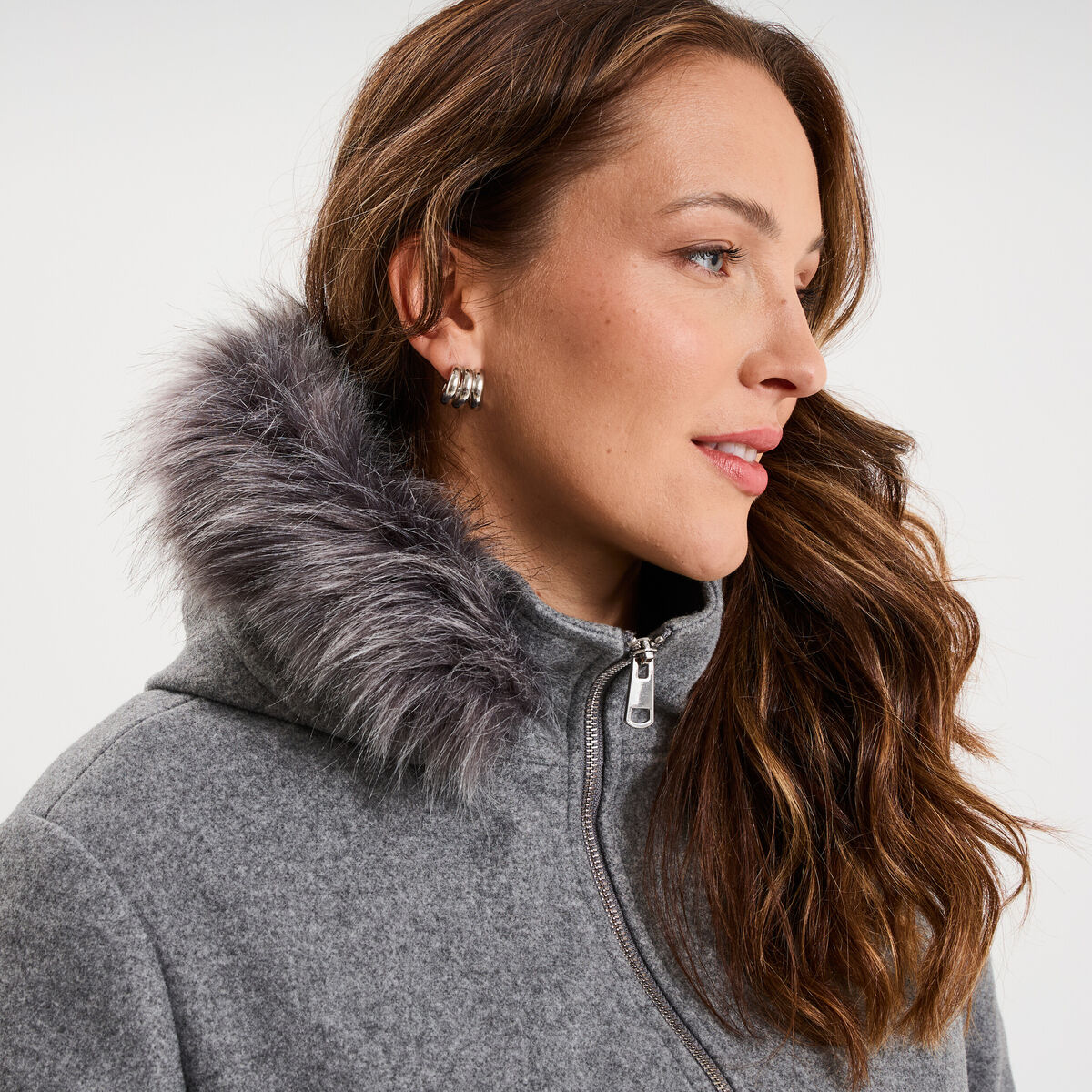 Manteau zipp&eacute; &agrave; capuche fausse fourrure gris femme grande taille
