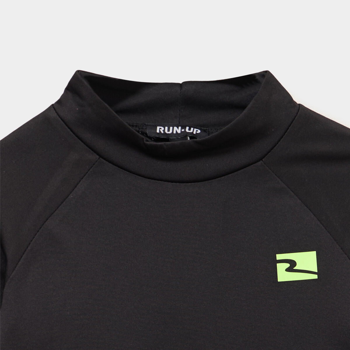 T-shirt de sport ajust&eacute; col montant noir gar&ccedil;on