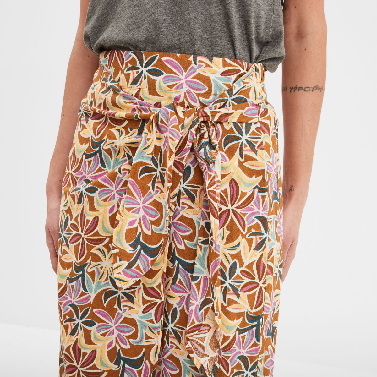 Jupe midi portefeuille avec noeud en lin camel femme