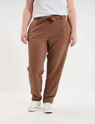 Pantalon cigarette ceintur&eacute; effet cr&ecirc;pe marron clair femme grande taille