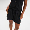 Short droit effet gauffré noir femme