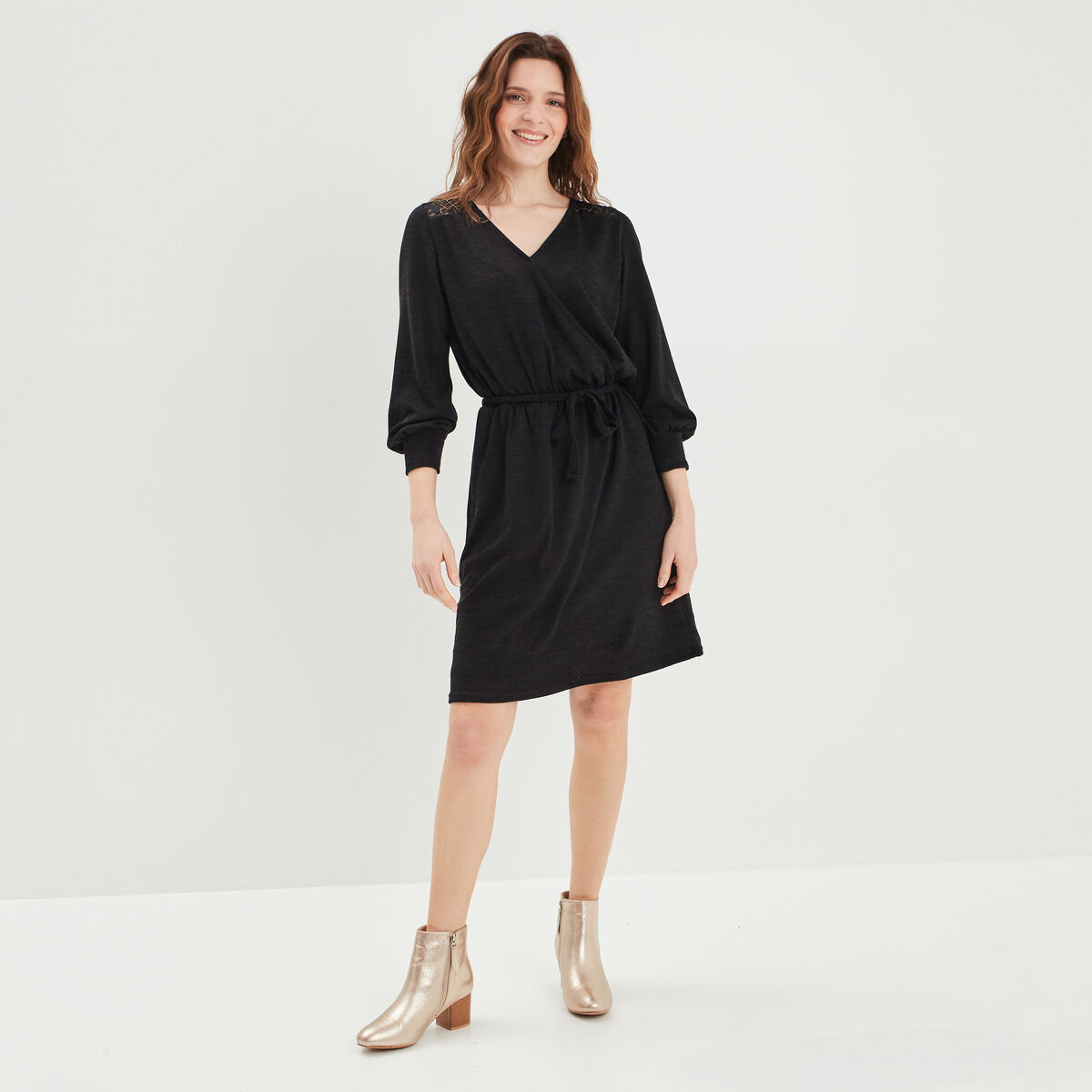 Robe pull courte ceinturée dos dentelle noir femme