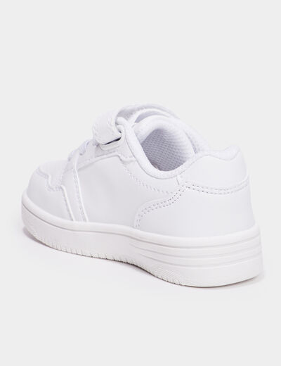 Tennis basses &agrave; scratchs blanc b&eacute;b&eacute; gar&ccedil;on