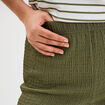Pantalon effet gaufré taille élastiquée vert kaki femme