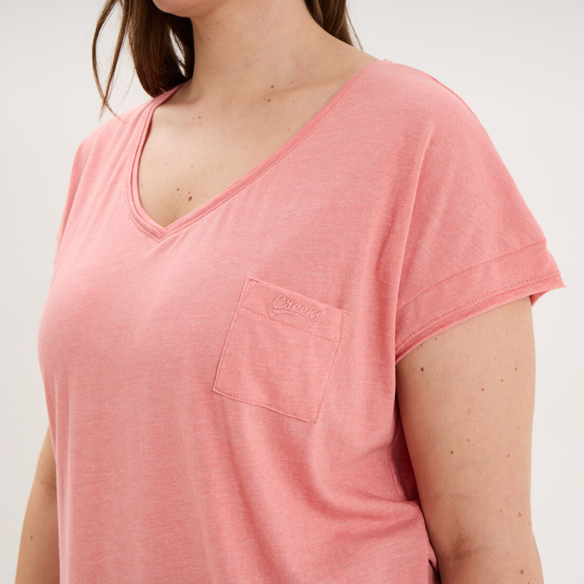 T-shirt effet chin&eacute; col en V avec poche rose vif femme grande taille