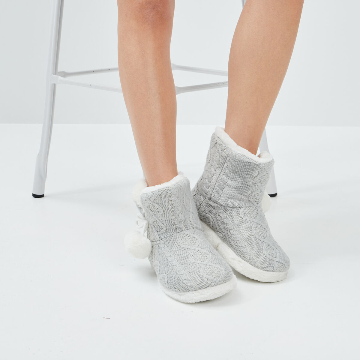 Chaussons bottines avec pompons gris femme