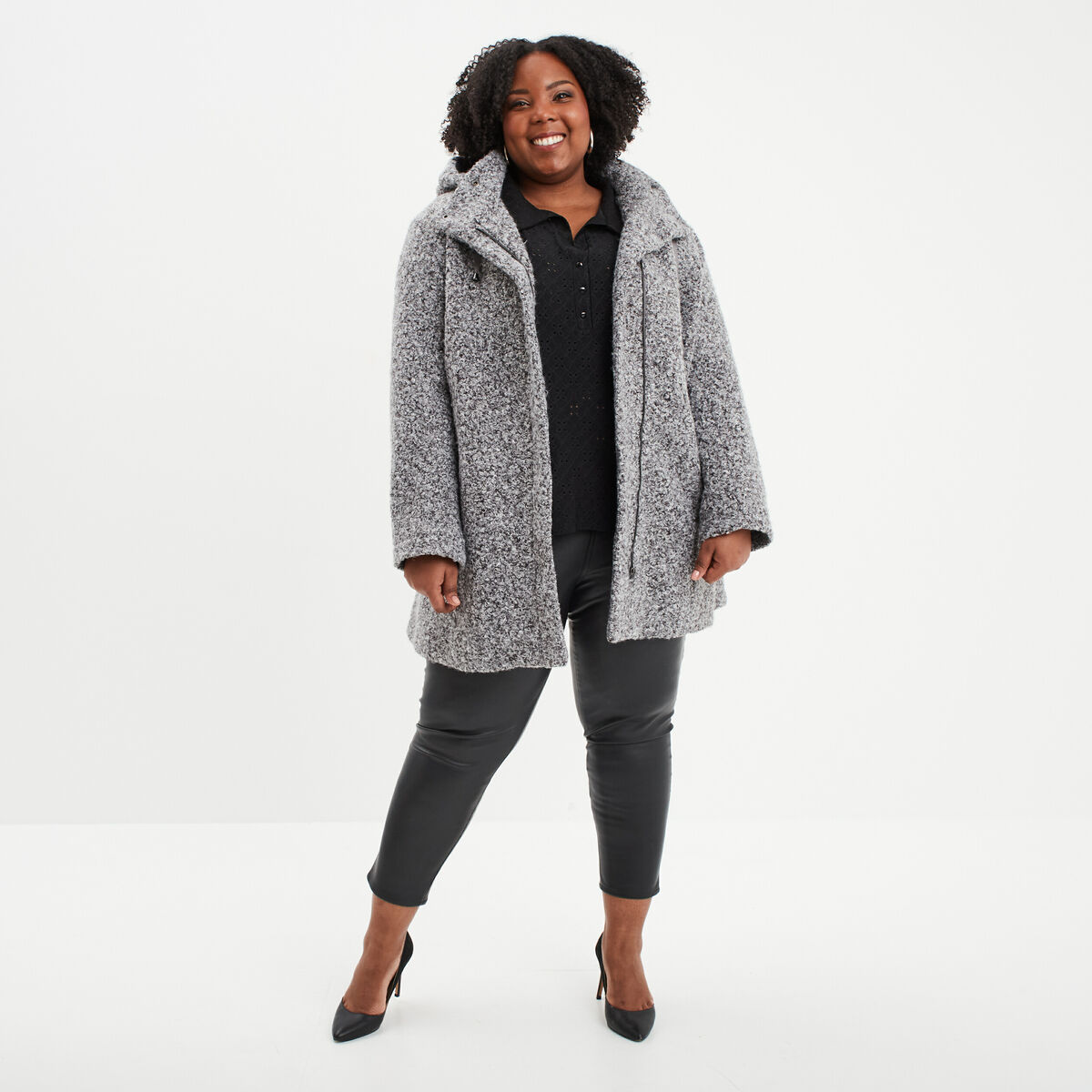 Manteau aspect bouclette &agrave; capuche gris femme grande taille