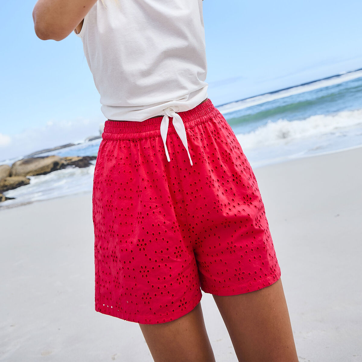 Short broderie anglaise élastiqué coton rouge femme