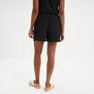 Short droit effet gauffré noir femme