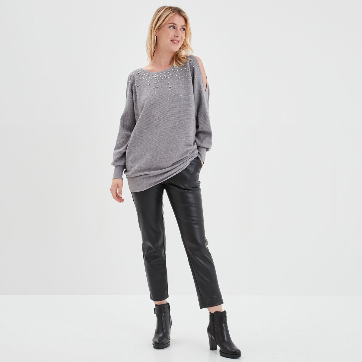Pull perles et strass au col gris clair femme