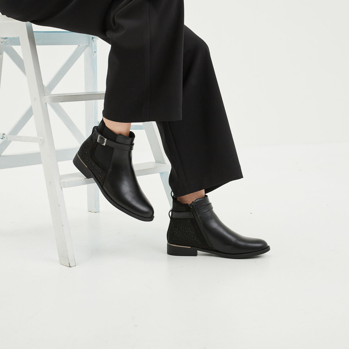 Bottines plates avec strass et boucles noir femme