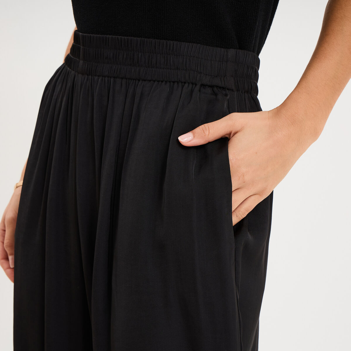Pantalon large fluide effet satin&eacute; noir femme