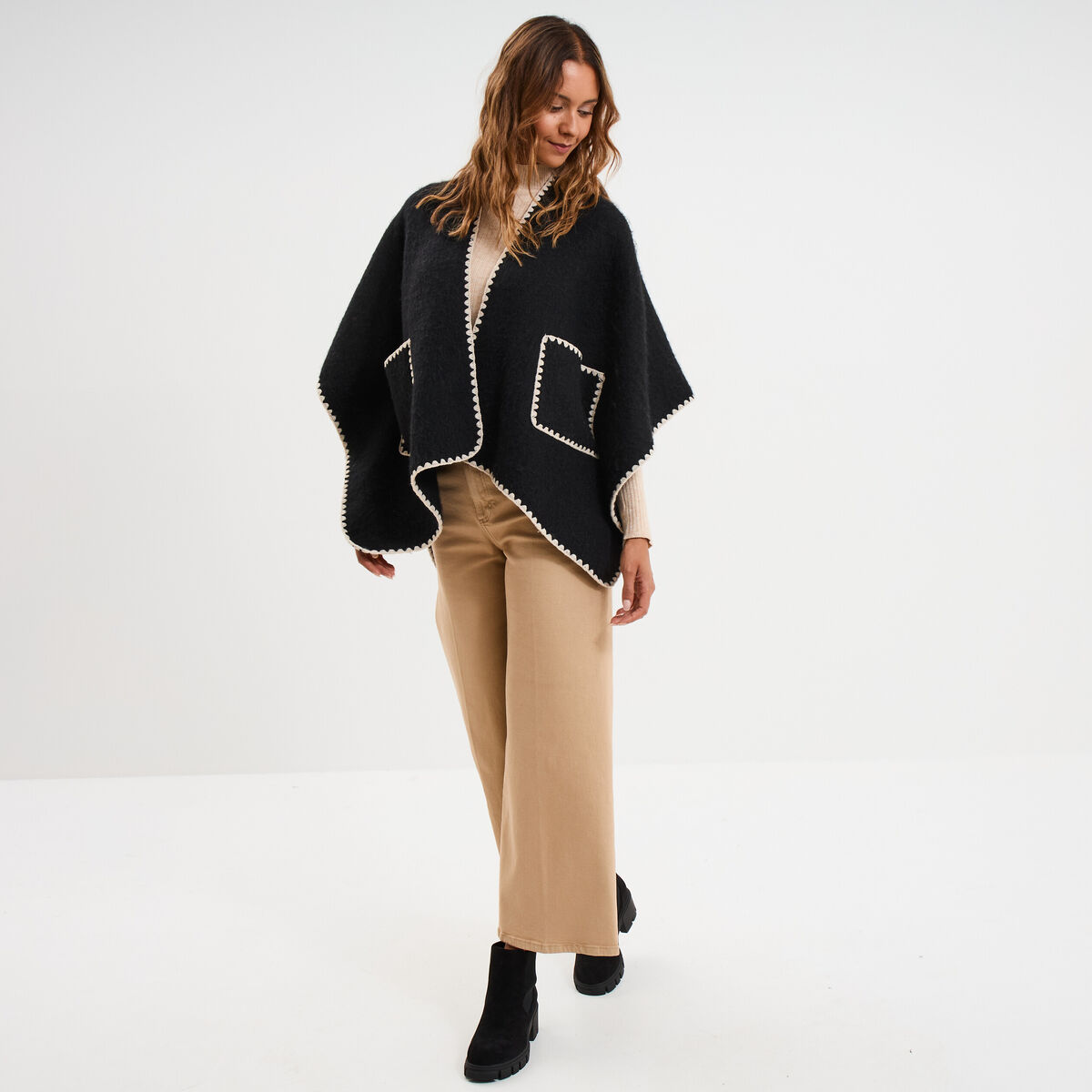 Poncho avec liser&eacute;s contrast&eacute;s noir femme