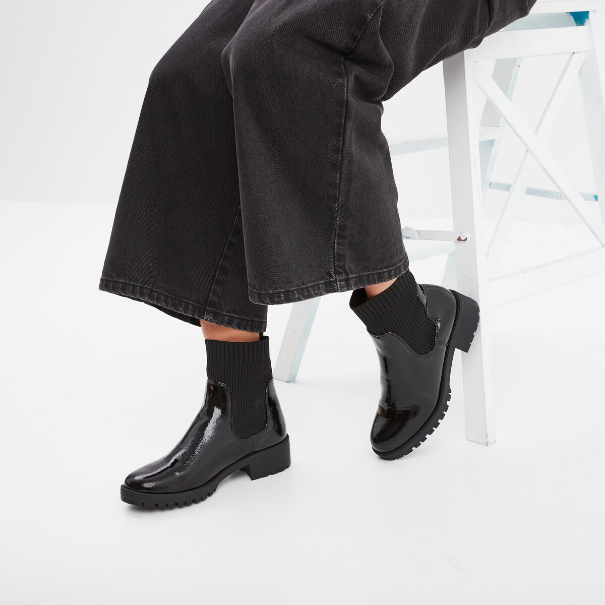 Bottines chelsea vernies &agrave; talons plats noir femme