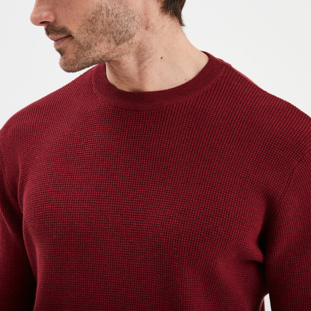 Pull en maille textur&eacute;e col rond bordeaux homme