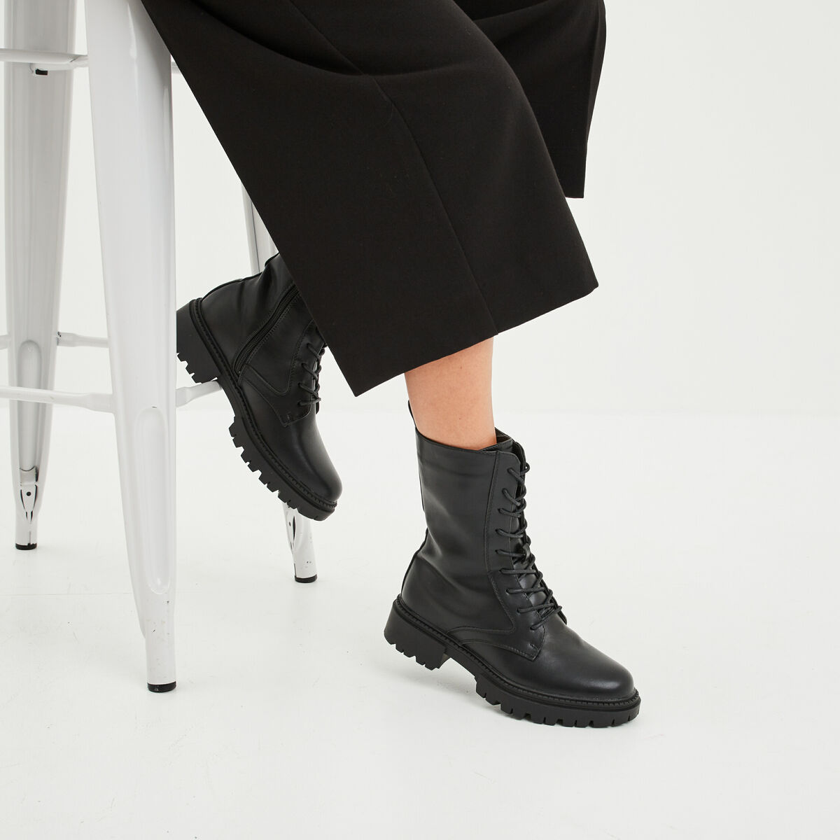 Boots à lacets zippées crantées noir femme