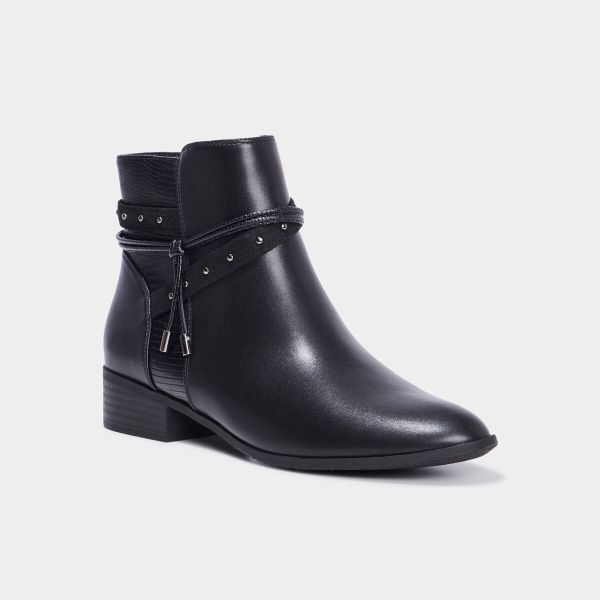 Bottines à talons plats détails cloutés noir femme