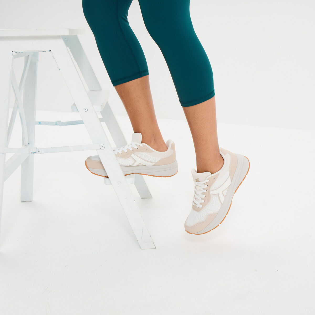 Baskets running &agrave; lacets sable femme