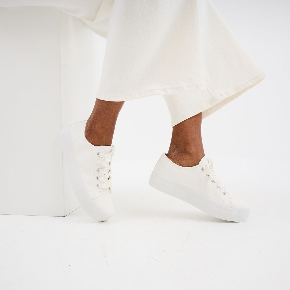 Tennis en toile basses &agrave; lacets blanc femme