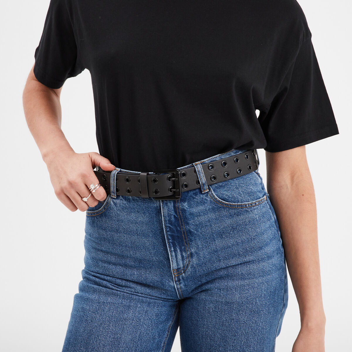 Ceinture avec oeillets noir femme