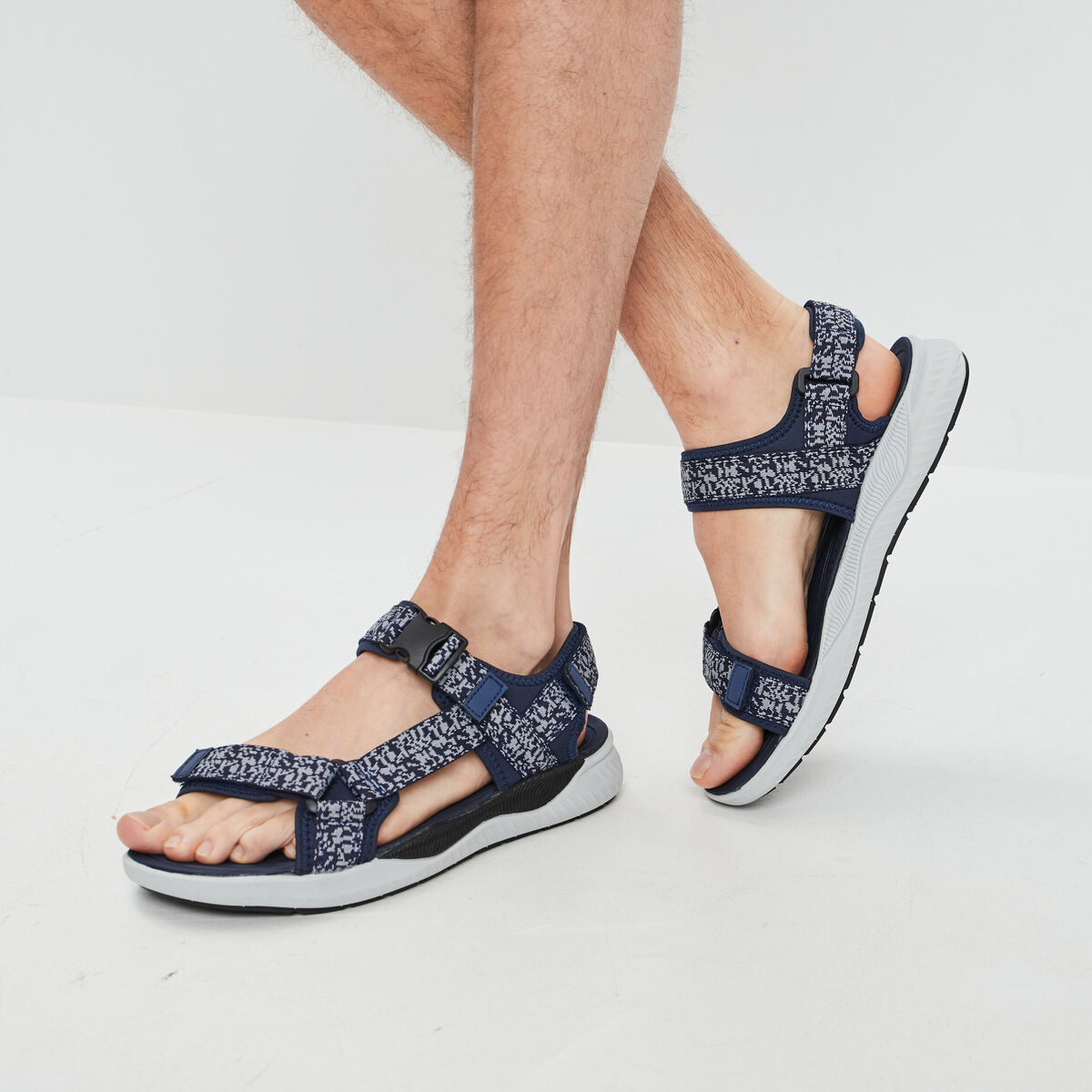 Sandales &agrave; scratchs bleu marine homme