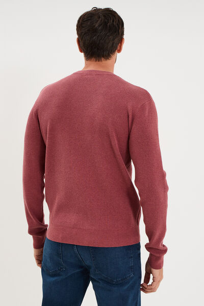 Pull en maille textur&eacute;e col rond vieux rose homme
