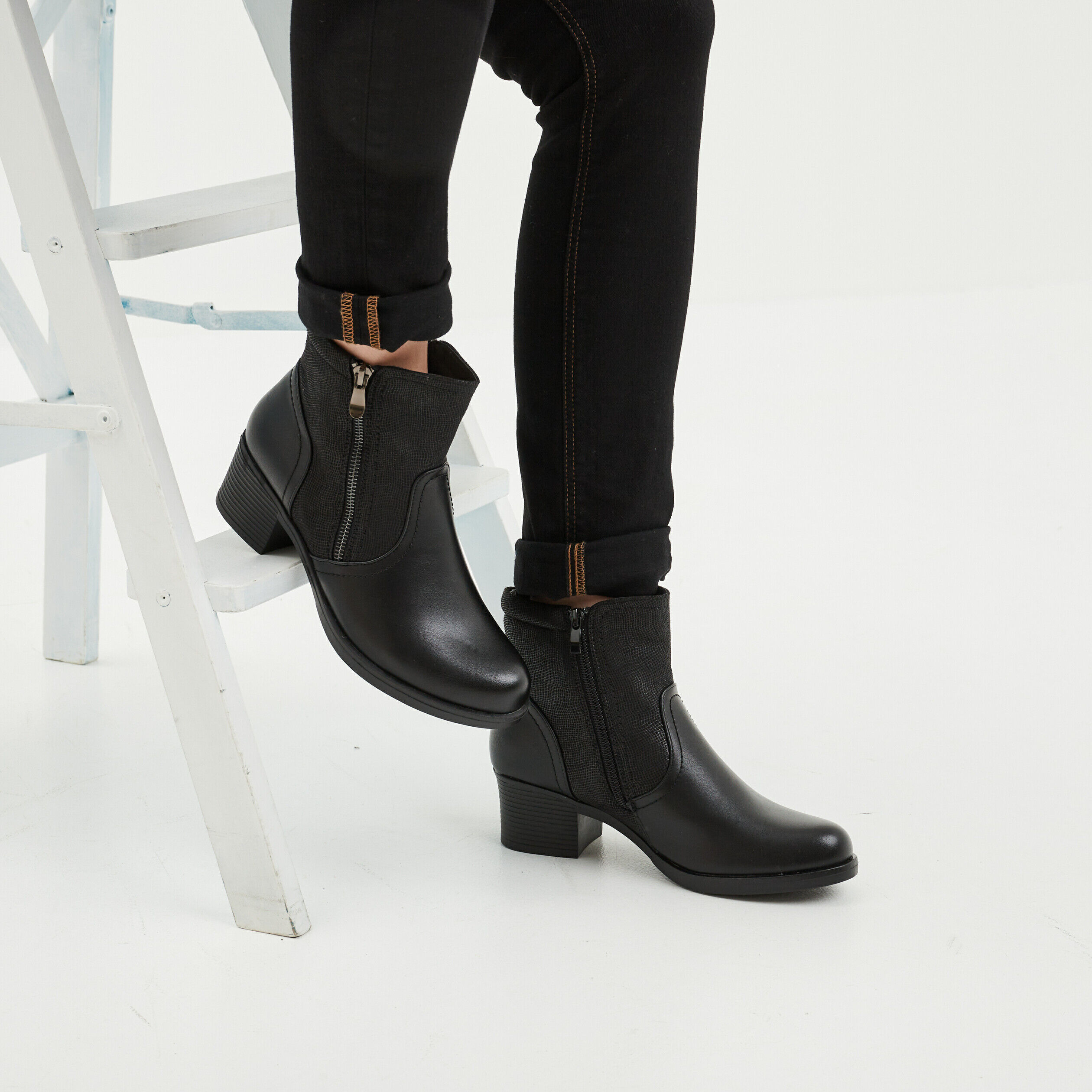 Bottines doublées et zippées pied large noir femme CONFORTISSIMO
