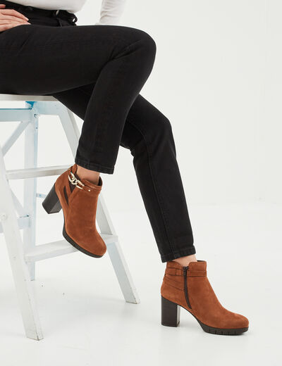 Bottines à talons avec chaînes en cuir marron femme